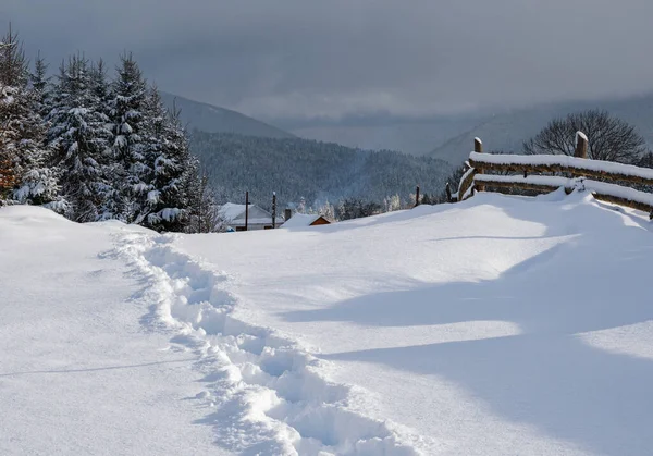 Platteland Heuvels Bossen Landbouwgronden Winter Afgelegen Alpine Bergdorp Pas Betreden — Stockfoto