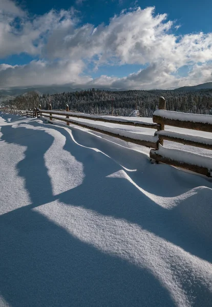 絵のように美しい木の柵から雪の上に影を振った アルパイン山冬の集落郊外 雪の道 モミの森 被写界深度の高い高解像度画像 — ストック写真