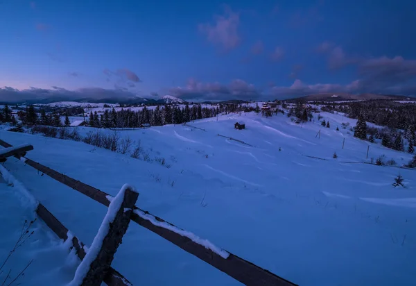 冬のリモート高山の山の村の夜の田舎の丘 林や農地 ウクライナ ボロネンコ — ストック写真