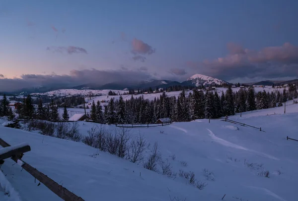 Нічні Сільські Пагорби Гаї Сільськогосподарські Угіддя Зимовому Віддаленому Альпійському Гірському — стокове фото