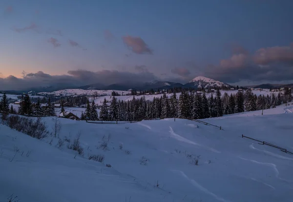 Gece Kırsal Tepeler Koruluklar Kışın Uzak Dağlık Dağ Köyündeki Tarım — Stok fotoğraf