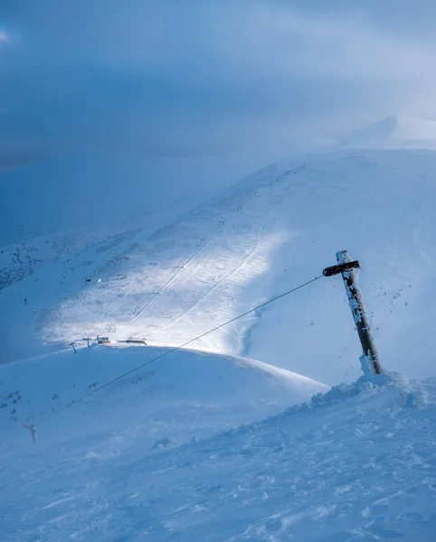 Cubierta Nieve Ladera Montaña Última Noche Luz Del Sol Magnífico —  Fotos de Stock