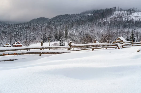Venkovské Kopce Háje Zemědělské Půdy Zimě Vzdálené Horské Vesnice — Stock fotografie