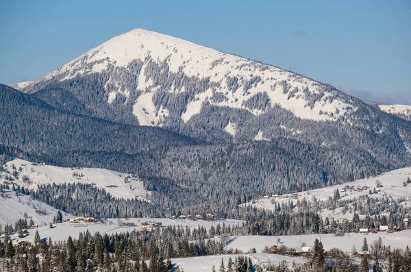 Zimní Vzdálené Alpské Vesnice Okraje Krajina Kopce Háje Zemědělské Krajiny — Stock fotografie