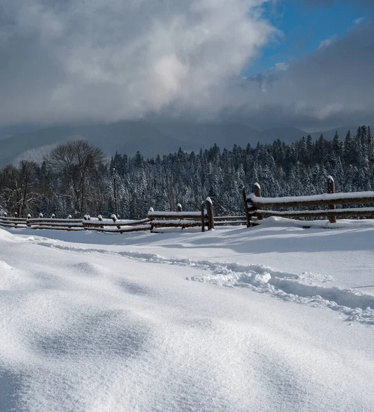 Winterabgelegene Alpine Bergdörfer Rande Hügel Auf Dem Land Wälder Und — Stockfoto