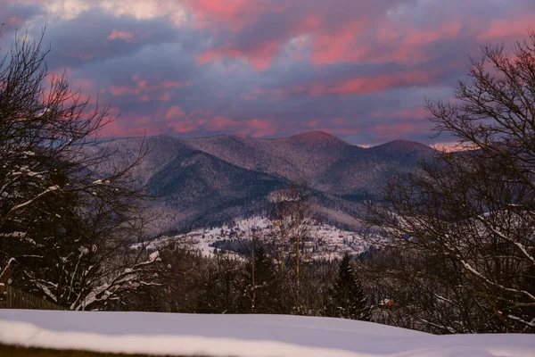 Invierno Atardecer Colinas Alpinas Con Vista Bosque Abeto Desde Pueblo — Foto de Stock