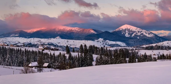 Alpenländisches Dorfrandpanorama Letzten Abendsonnenuntergang Winterliche Schneebedeckte Hügel Und Tannen Herrliche — Stockfoto
