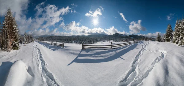 Schilderachtige Schaduwen Sneeuw Van Houten Hek Alpine Berg Winter Gehucht — Stockfoto