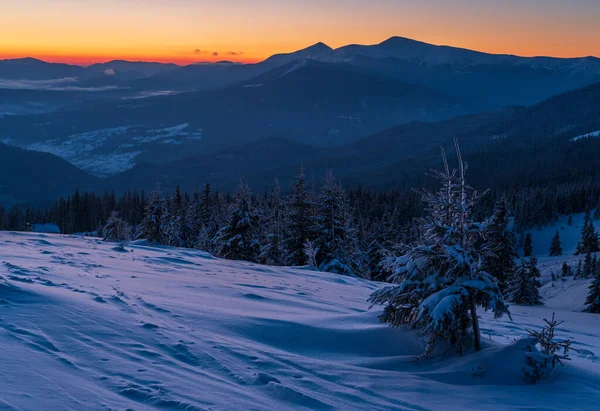 絵のように美しい冬は日の出を迎えます ウクライナのカルパティア人の最も高い尾根は ホヴラとペトロスの山々のピークを持つチョルノホラです スヴィドヴェッツ尾根とドラゴブラットスキーリゾートからの眺め — ストック写真