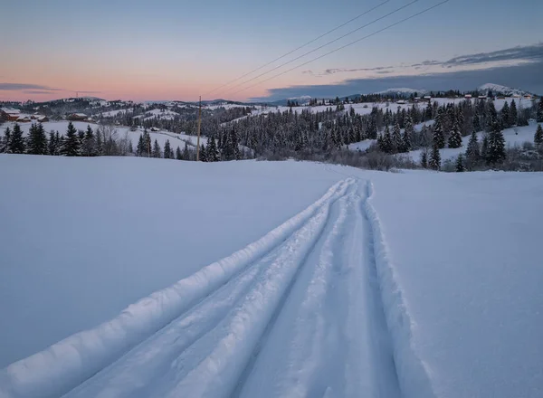 Malá Tichá Alpská Vesnice Zimní Východ Slunce Zasněžené Hory Kolem — Stock fotografie