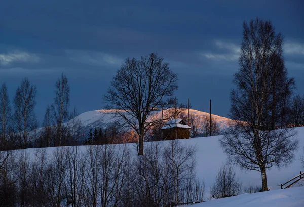 Pequeño Tranquilo Pueblo Alpino Las Afueras Amanecer Invierno Montañas Nevadas —  Fotos de Stock