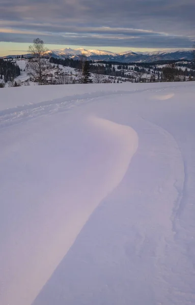 小さな高山の村と冬の雪の山の周りに最初の日の出の太陽の光で ボロネンコ カルパティア ウクライナ — ストック写真