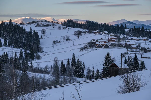 Pequena Aldeia Alpina Montanhas Nevadas Inverno Primeiro Nascer Sol Redor — Fotografia de Stock