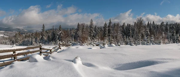 Winter Afgelegen Bergdorp Buitenwijken Platteland Heuvels Bossen Landbouwgronden — Stockfoto