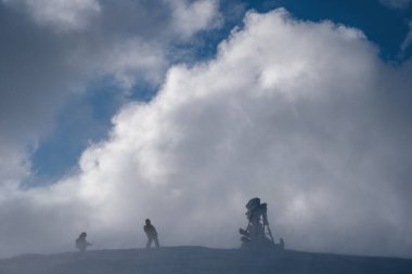 Kar, dün akşam kar fırtınasından önce kış zirvesini kapladı. Sivri uçlu rüzgarlar ve tehlikeli uçurumun üzerindeki dur işaretleri. İnsanlar tanınmaz halde..