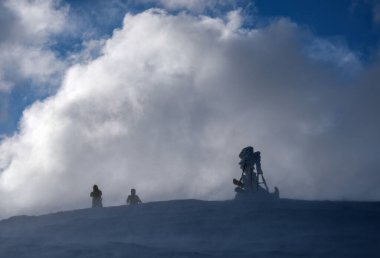 Kar, dün akşam kar fırtınasından önce kış zirvesini kapladı. Sivri uçlu rüzgarlar ve tehlikeli uçurumun üzerindeki dur işaretleri. İnsanlar tanınmaz halde..