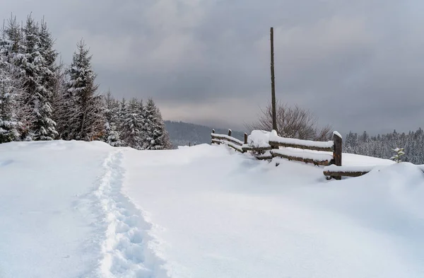 Vinter Avlägsen Alpin Bergsby Utkanter Landsbygd Kullar Lundar Och Jordbruksmark — Stockfoto