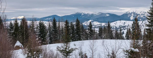 Mała Alpejska Wioska Zimowe Śnieżne Góry Ostatnim Słońcu Wokół Woronenko — Zdjęcie stockowe