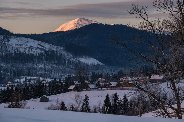 Small Quiet Alpine Village Outskirts Winter Sunrise Snowy Mountains Voronenko — Stock Photo, Image
