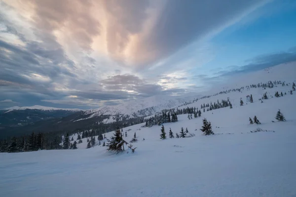 Pintorescos Alpes Invernales Ventosos Nublados Cresta Más Alta Los Cárpatos — Foto de Stock