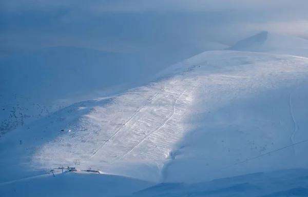 昨晩の日差しの中で雪に覆われた山の斜面 絵のように美しい高山スキーリゾート ドラゴブラット ウクライナ カルパティア山脈の壮大な風の強い夕暮れ 人々は認識できない — ストック写真