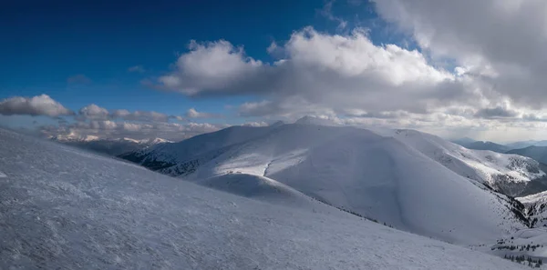 Snötäckt Bergssluttning Sista Kvällens Solljus Magnifik Blåsig Skymning Pittoresk Alpin — Stockfoto