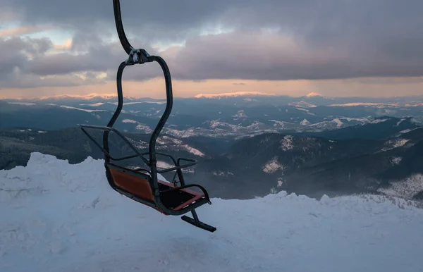 Горнолыжный Подъемник Alpine Resortr Креслами Идущими Склонам Горы Закате Экстремально — стоковое фото