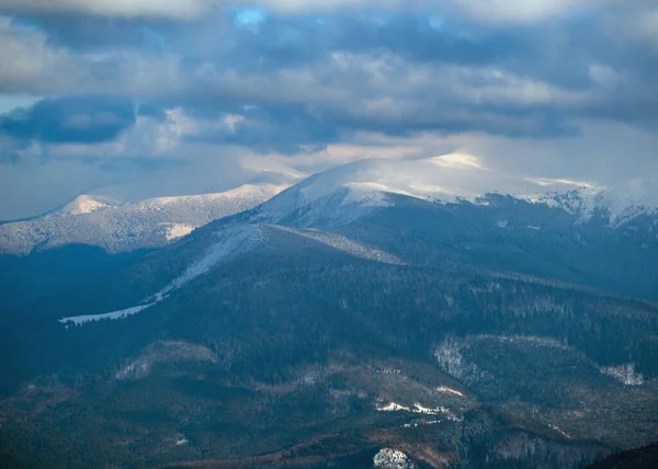 Sneeuw Bedekt Winter Bergen Afgelopen Avond Zonlicht Prachtige Winderige Bewolkte — Stockfoto