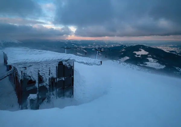 Горнолыжный Подъемник Alpine Resortr Креслами Идущими Склонам Горы Закате Экстремально — стоковое фото