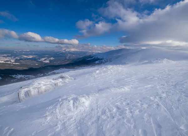 Sněhem Pokrytý Horský Svah Posledním Večerním Slunci Nádherný Větrný Soumrak — Stock fotografie