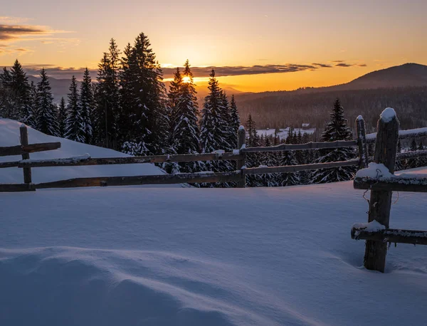 Malé Klidné Alpské Vesnice Okraje Zimní Východ Slunce Zasněžené Hory — Stock fotografie