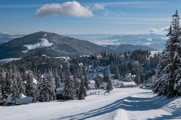 冰雪覆盖的高山滑雪胜地斜坡 美丽的阳光灿烂的一天 在风景如画的高山度假胜地 乌克兰的德拉戈布拉特 喀尔巴阡山脉 人和标志无法辨认 — 图库照片