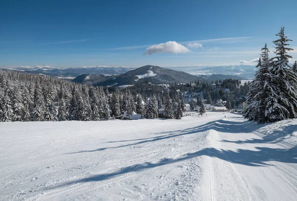 Neve Coberta Montanha Esqui Resort Inclinação Magnífico Dia Ensolarado Pitoresco — Fotografia de Stock