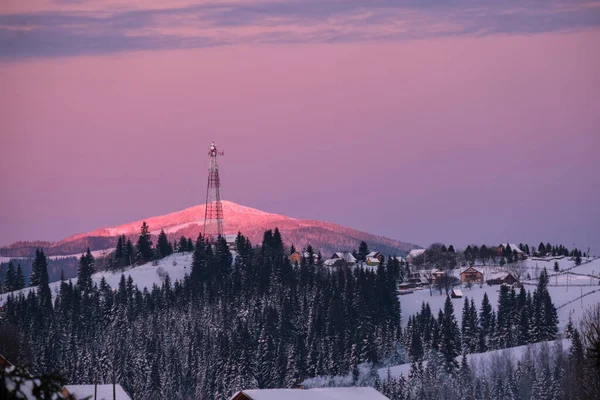 Pequeño Tranquilo Pueblo Alpino Invierno Amanecer Montañas Nevadas Alrededor Voronenko —  Fotos de Stock