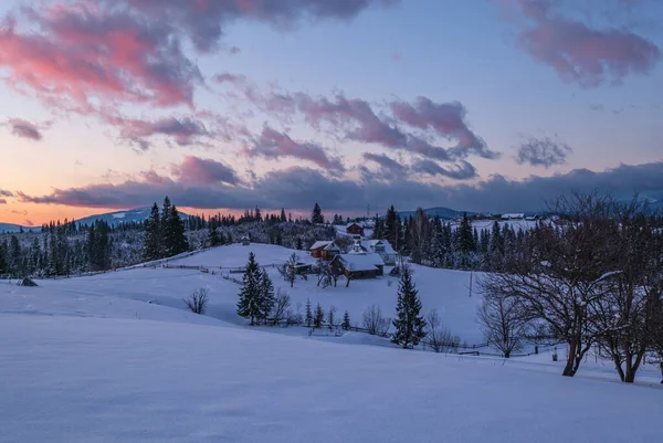 Inverno Pôr Sol Alpino Tops Vista Aldeia Montanha Pitoresca Sazonal — Fotografia de Stock