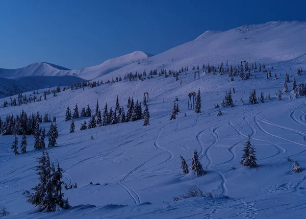 Alp Tatil Köyü Kayak Asansörü Güneş Doğmadan Önceki Gece Dağ — Stok fotoğraf