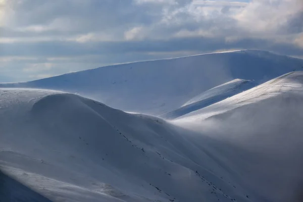 Sníh Pokrýval Zimní Hory Posledním Večerním Slunci Nádherný Větrný Soumrak — Stock fotografie