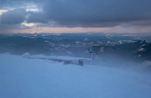 Alpský Resortr Lyžařský Vlek Sedačkami Nad Západem Slunce Sjezdovky Extrémně — Stock fotografie