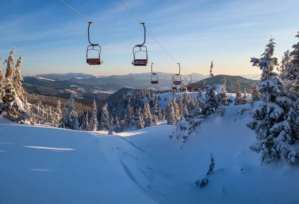 Skilift Alpingebiet Mit Sitzplätzen Die Über Die Sonnenaufgangs Freeride Pisten — Stockfoto