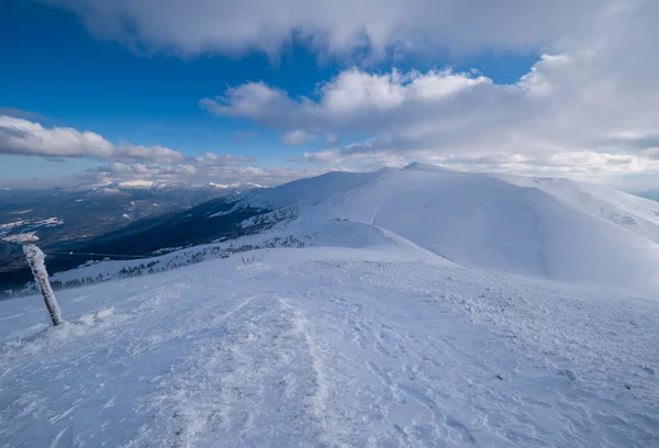 Śnieg Pokryty Zboczem Góry Ostatnim Wieczornym Słońcu Wspaniały Wietrzny Zmierzch — Zdjęcie stockowe