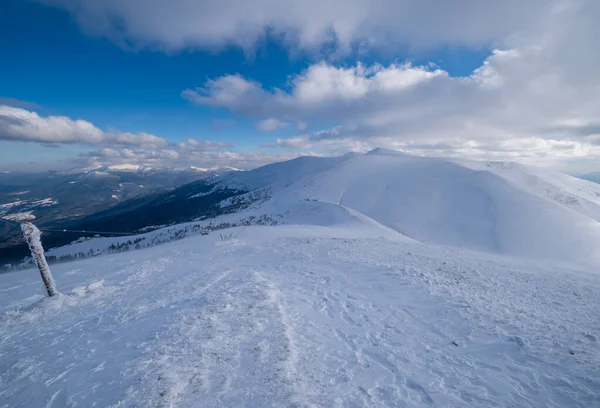 Cubierta Nieve Ladera Montaña Última Noche Luz Del Sol Magnífico — Foto de Stock