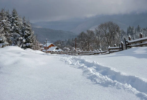 偏远高山村冬季山地 灌丛和农田 — 图库照片