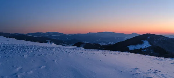 美丽的冬季阿尔卑斯山带来了日出 Svydovets山脊和Dragobrat滑雪胜地的全景山脉景观 — 图库照片