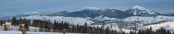 Pequena Aldeia Alpina Montanhas Nevadas Inverno Primeiro Nascer Sol Redor — Fotografia de Stock