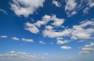 Mavi gökyüzü ve güneş ışığı arka planında bulutlar