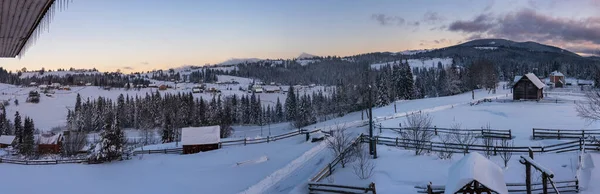 Pre Amanecer Alpino Pequeño Pueblo Tranquilo Montañas Nevadas Invierno Alrededor — Foto de Stock