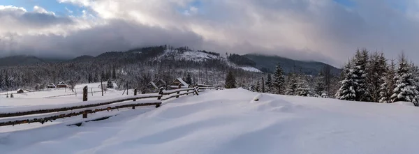 Vidéki Dombok Ligetek Tanyasi Területek Télen Távoli Alpesi Hegyi Falu — Stock Fotó