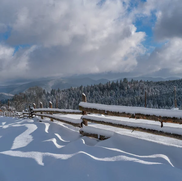 Resmedilmeye Değer Gölgeler Çitlerden Karların Üzerinde Sallanıyordu Dağlardaki Dağ Köyleri — Stok fotoğraf