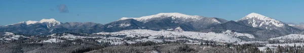 Winter Remote Alpine Village Outskirts Countryside Hills Groves Farmlands View — Stock Photo, Image