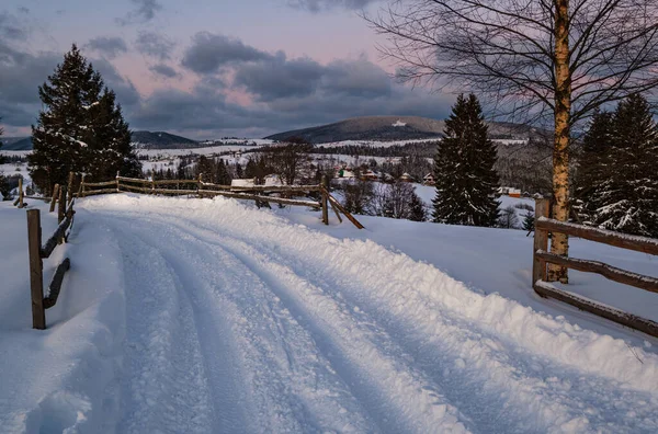 Cumuli Neve Strada Attraverso Crepuscolo Piccolo Tranquillo Villaggio Alpino Invernale — Foto Stock